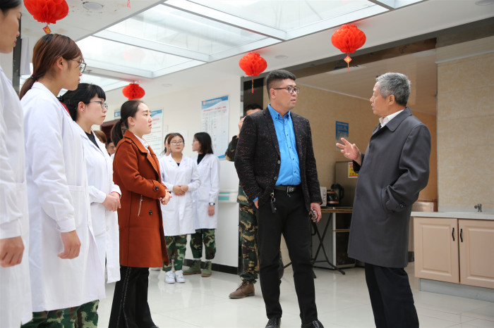 冯校长与养老院赵院长交谈.jpg