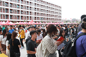 排队领取物资.jpg