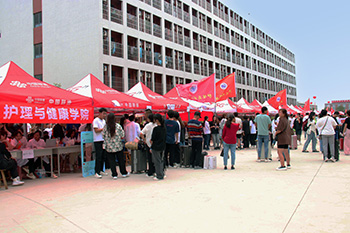 学院报到广场（调色）.jpg