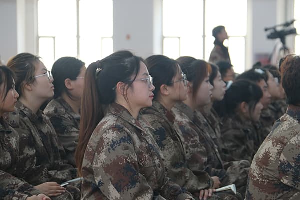 学生听讲.jpg