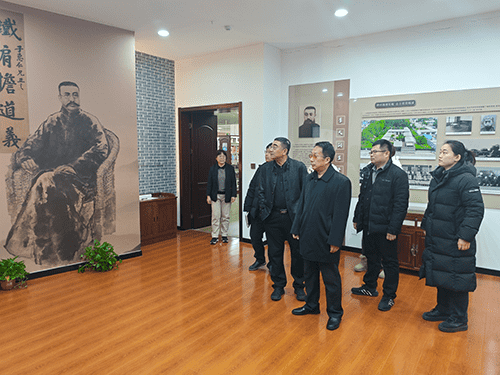 参观何书记.png