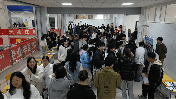 beat365举办2025届毕业生 “就在金秋 职面未来”校园双选会