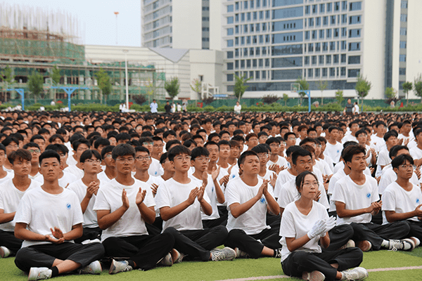 逐梦开学季·感恩教师节——beat365隆重举办2024级新生开学典礼暨第40个教师节庆祝大会