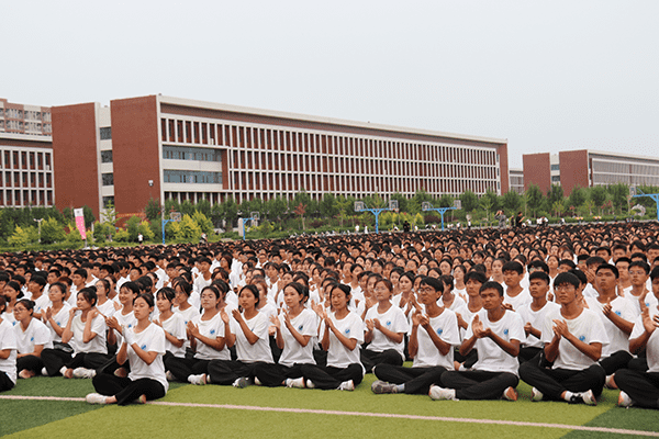 逐梦开学季·感恩教师节——beat365隆重举办2024级新生开学典礼暨第40个教师节庆祝大会