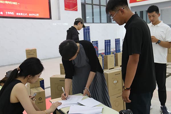 温情九月天，感恩教师节——beat365教师节开展为教职工发放纪念品活动