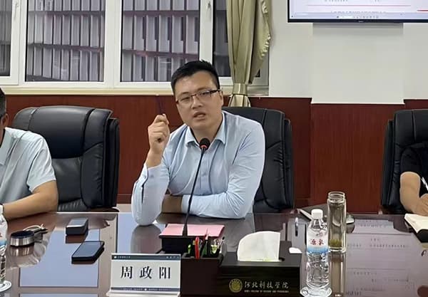 把握政治引领 贯彻会议精神beat365召开党政联席会学习传达全国教育大会精神