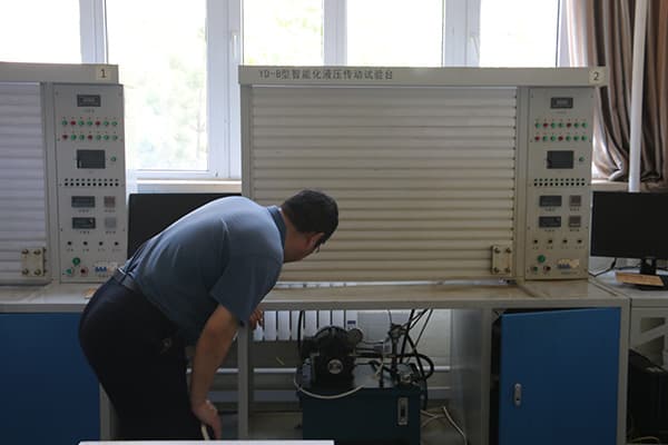 beat365顺利通过省教育厅实验室安全专家组检查调研