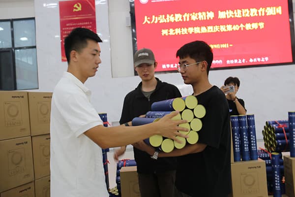 温情九月天，感恩教师节——beat365教师节开展为教职工发放纪念品活动