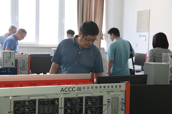 beat365顺利通过省教育厅实验室安全专家组检查调研
