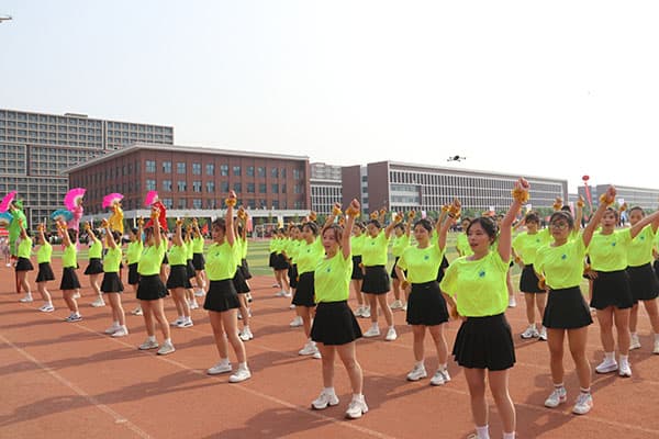 7.计算机近景女生.jpg