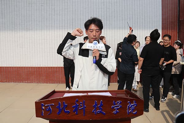 33.裁判员代表宣誓.jpg