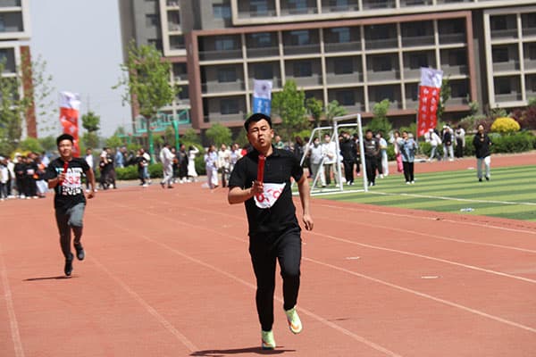 两个人接力.jpg