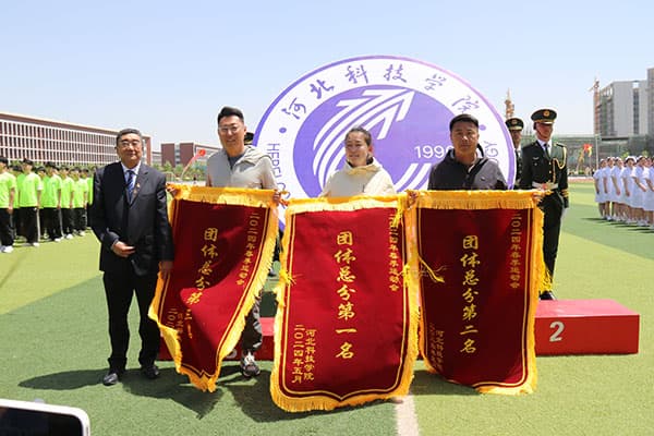 何书记.jpg