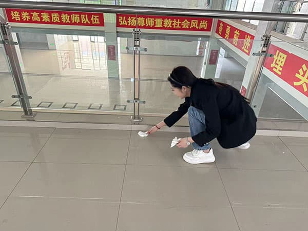 “弯腰”行动拾起美德‖ beat365在全校范围内开展“弯腰”行动 第 1 张