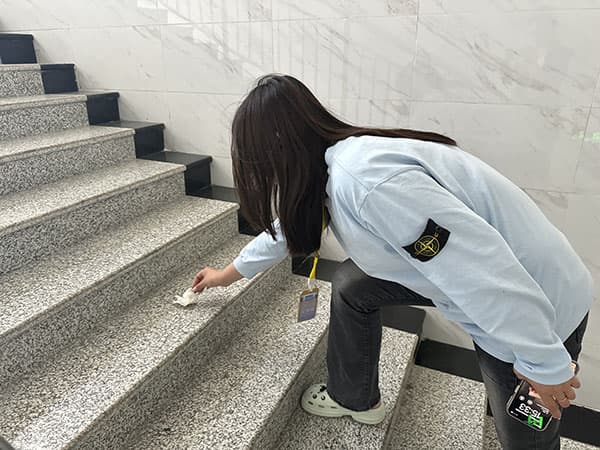 “弯腰”行动拾起美德‖ beat365在全校范围内开展“弯腰”行动 第 2 张