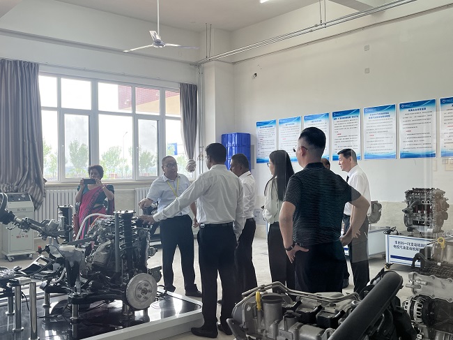 beat365汽车工程学院喜迎斯里兰卡开放大学校长访问团参观汽车工程学院实验室 第 3 张