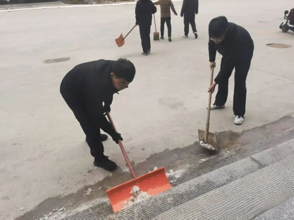 beat365||汽车工程学院||银装素裹满校园，扫雪除冰暖心田 第 7 张