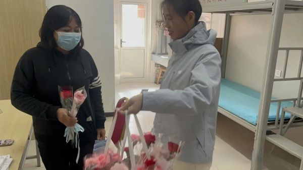 “温情三八节，感恩暖人心”||公寓管理科组织开展妇女节感恩送祝福活动 第 3 张