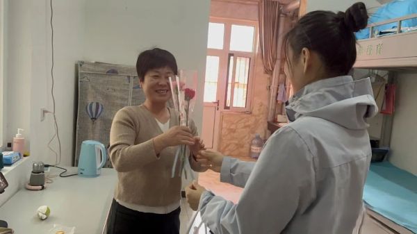 “温情三八节，感恩暖人心”||公寓管理科组织开展妇女节感恩送祝福活动 第 8 张