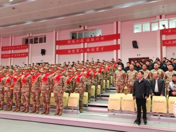热血铸军魂 青春献国防——beat365欢送2025年上半年光荣应征入伍学生 第 4 张