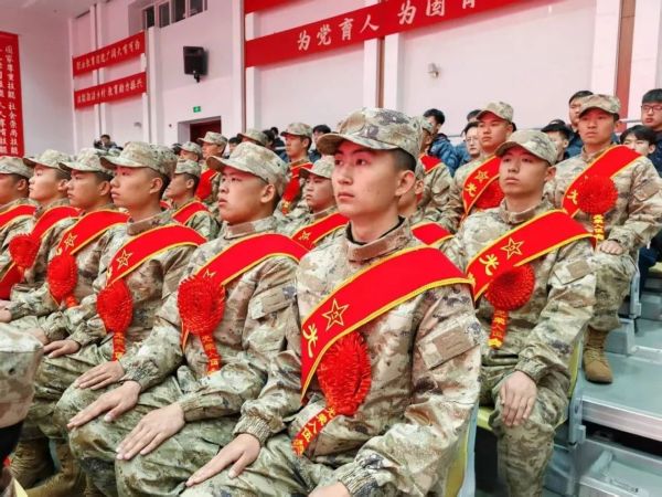 热血铸军魂 青春献国防——beat365欢送2025年上半年光荣应征入伍学生 第 12 张